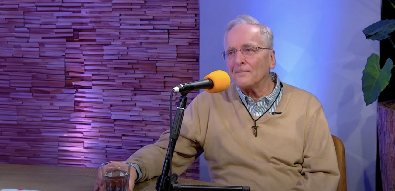 'Paus Franciscus banjerde diepgelovig door de porseleinkast.'
