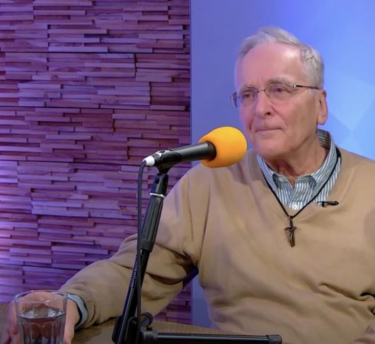 'Paus Franciscus banjerde diepgelovig door de porseleinkast.'
